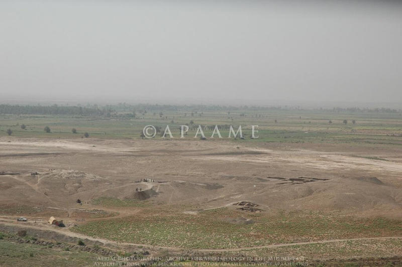 Figure 1: Aerial photograph (APAAME_20050604_GK-0059 Tell es-Sadoum (Marad, 2005) showing an excavation at the site of Tell es-Sadoum (Marad) in Iraq in which a tarmac road can be seen in the background cutting through the lower extents of the Tell.
